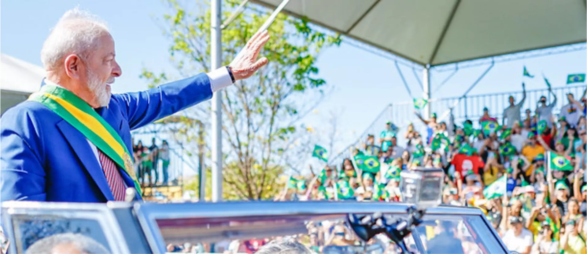 Presidente Lula acompanha as manobras da Esquadrilha da Fumaça no desfile do 7 de setembro em Brasília.